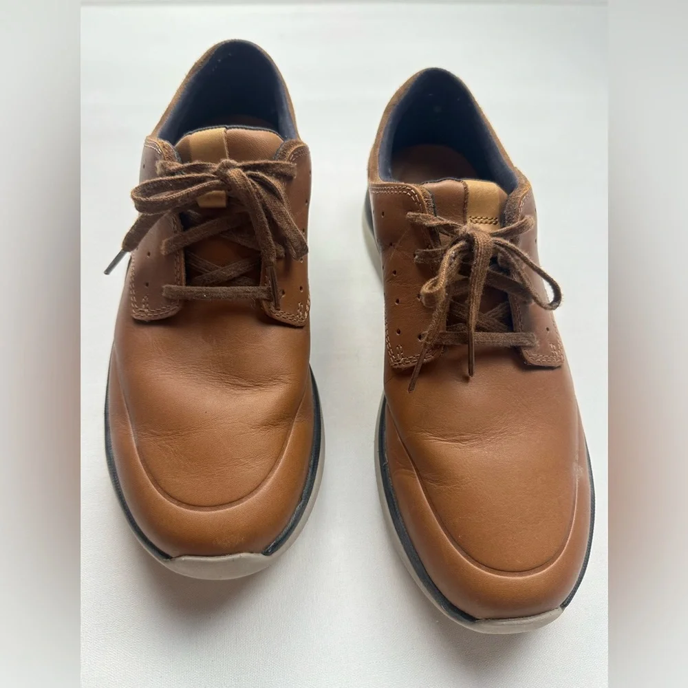 Clark’s Brown Leather Men's Shoes with laces. Minimal wear. Size 9.5